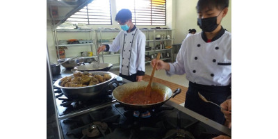 Pengolaan Makanan (Lunch Box) Siswa SMK St. Familia Tomohon