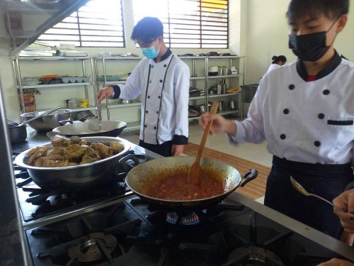 Pengolaan Makanan (Lunch Box) Siswa SMK St. Familia Tomohon