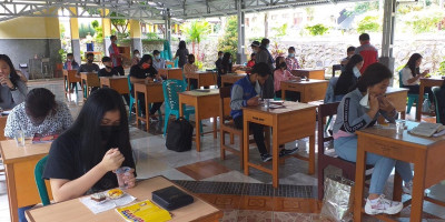 Kegiatan Keagamaan : Pentingnya Pembentukan Karakter untuk Peserta Didik SMK Katolik Santa Familia Tomohon