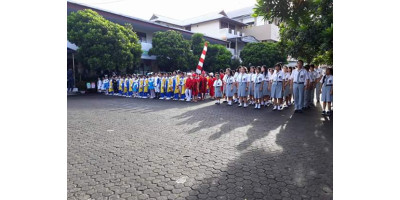 SD Santa Clara dan SMK Familia mengadakan Upacara Bendera