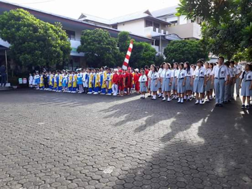 SD Santa Clara dan SMK Familia mengadakan Upacara Bendera
