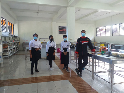 Kegiatan Praktek Siswa Tata Boga dalam Pengolahan Kue