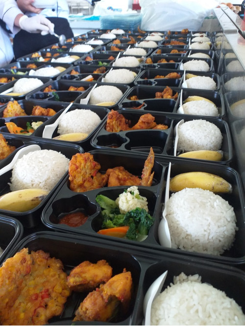 Kegiatan Jurusan Tata Boga SMK Katolik St Familia Tomohon menyiapkan Lunch Box 70 Pax